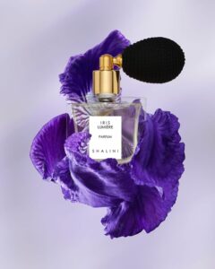 Frumusețea parfumului Shalini Iris Lumiere rezidă în combinarea armonioasă a notelor delicate de iris cu accentele luminoase și revigorante. Irisul, cunoscut drept floarea zeilor în mitologia greacă, este adesea asociat cu eleganța, feminitatea și puterea simbolurilor. 
