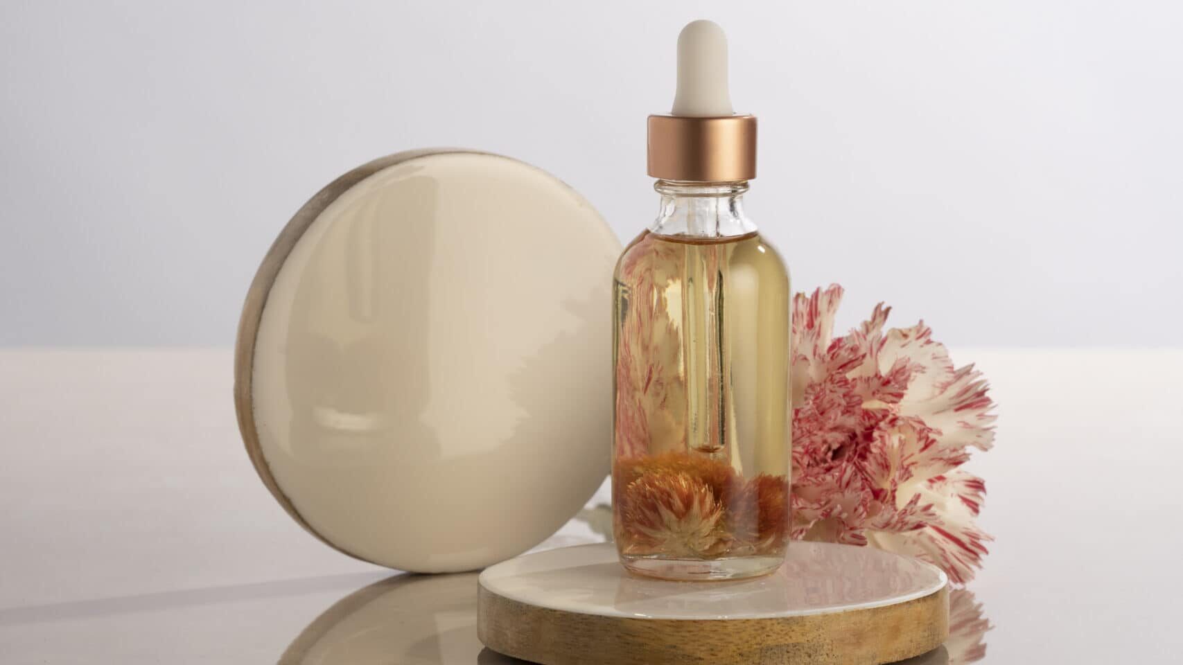 Parfumul ca artă: Cum ne transportă mirosurile în lumea frumuseții și creativității